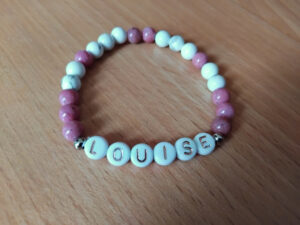 Bracelet prénom personnalisé en howlite et en rhodonite