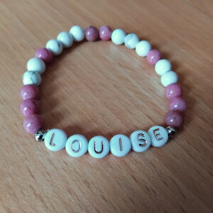Bracelet prénom personnalisé en howlite et en rhodonite